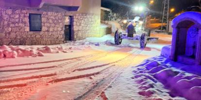 Karla kapanan köy yolunda hasta seferberliği