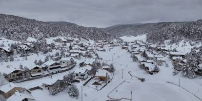 Çam ağaçlarıyla kaplı Eğriçimen Yaylası'nda kar kalınlığı 1 metreye ulaştı