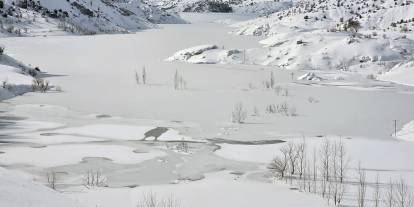 Sivas'ta Pusat-Özen Barajı'nın yüzeyi buz tuttu