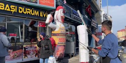 Sivaslı döner ustasından soğuk havaya sıcak espri