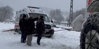 Karda yolda kalan ambulansı ekipler kurtardı