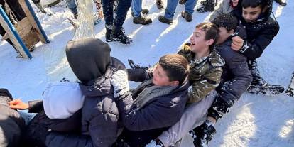 150 kişi, zincir oluşturup poşetle kaydı