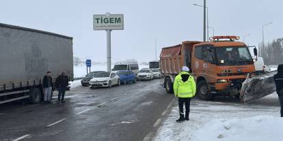 Kar ve tipi nedeniyle kapanan Sivas-Malatya kara yolu ulaşıma açıldı