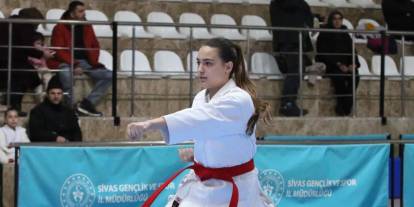 Sivas'ta karateciler derece için yarıştı