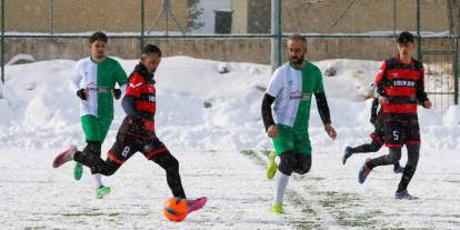 Kar, soğuk, futbol: Köyler sahada buluştu