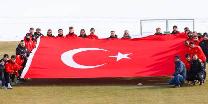 Sivasspor’dan Türk bayrağına yönelik saldırıya Türk bayraklı tepki