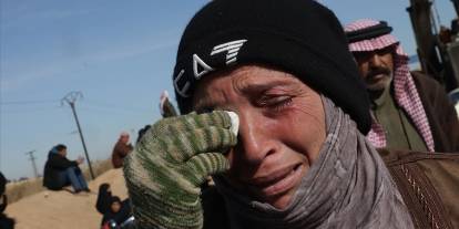 Hapishane önünde sevdiklerini arıyorlar