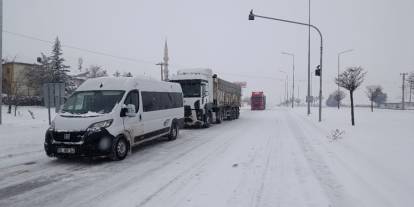 Sivas’ta kar ve tipi ulaşımı felç etti