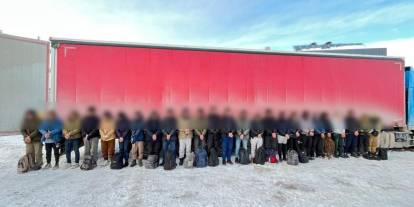 Sivas’ta tırın dorsesinde yakalandılar