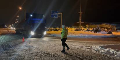 Erzincan-Sivas karayoluna çığ düştü