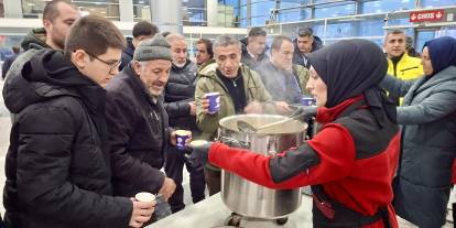Sivas’ta terminalde kalan yolculara sıcak çorba ikramı