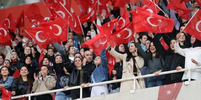 Sivas'ta stadyum bayraklarla donatılsın!