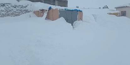 Sivas’ta kar esareti! Ahır kapısını bulmak için 2 saat kazdı