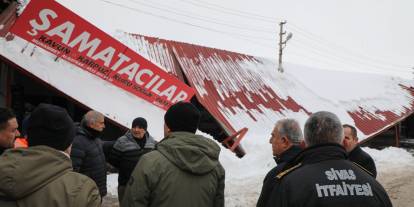 Sivas’ta yoğun kar nedeniyle hal esnafının sundurmaları çöktü