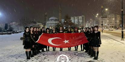 Sivaslı Gotik Kızlar dev bayrak açtılar, sosyal medyada gündem oldular