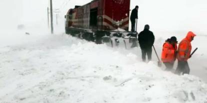 Kar yağışı Sivas’ı vurdu karayolu da demiryolu da kilitlendi