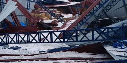 Sivas’ta yoğun kar yağışı nedeniyle samanlık çöktü