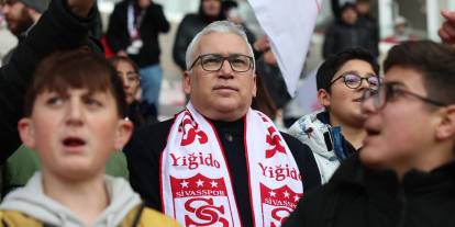 Soğuk günlerde Vali Şimşek’ten Sivasspor taraftarına kaşkol jesti
