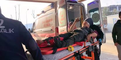 Devrilen istif haldeki demirlerin altında kalan işçi yaralandı