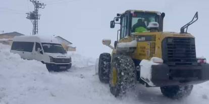 Kar yolları kapattı, cenaze 5 saattik mücadele sonrası defnedilebildi