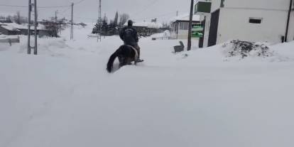 Kar altında geçim mücadelesi: Hayvanlarına at sırtında ulaştı