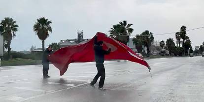 Kara yoluna düşen Türk bayrağını katlayıp, kaldırdılar