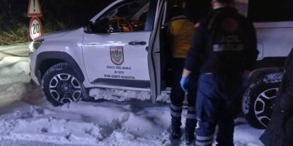 Sivas'ta ekipler yolu kardan kapanan mezrada düşerek yaralanan kadın için seferber oldu