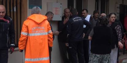 Yaşlı adamı komşuları evden çıkardı, yangın ucuz atlatıldı