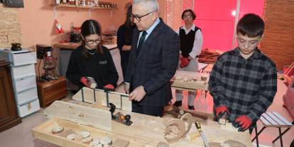 Vali Şimşek, “Mucize Eller” ahşap atölyesi’ni inceledi