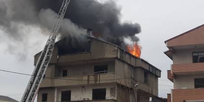 Yıkım işlemleri sırasında 4 katlı binanın çatısı yandı