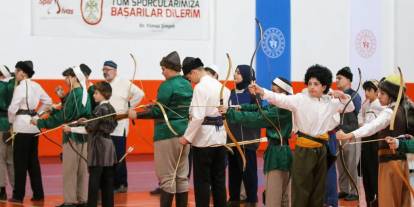 Sivas’ta minikler ve yıldızlar okçulukta yarıştı