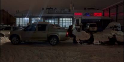 Çıraklarının isteğini geri çevirmeyen usta, karda eğlenceye ortak oldu