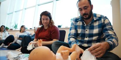 Anne ve baba adayları doğuma gebe okulunda hazırlanıyor