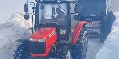 Sivas'ta tipide mahsur kalan midibüstekilerin yardımına köylüler koştu