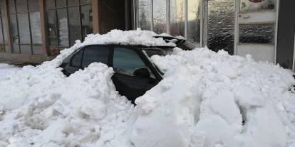 Bir anda oldu! Sivas'ta çatıdaki kar aracın üzerine düştü