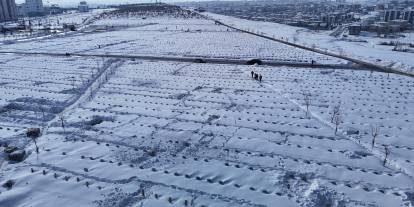 Sivas’ta vatandaşlar kar altında mezar aradı