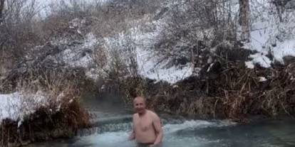 Dondurucu soğuğa aldırış etmeden akarsuya girdi