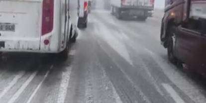 Sivas'ta yoğun kar ve tipi nedeniyle bazı yollar ulaşıma kapatıldı