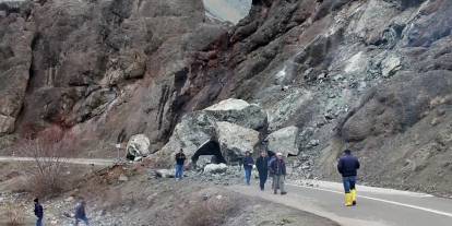 Suşehri-İmranlı kara yolunda heyelan