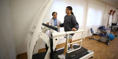 Protezle yürümeye başlayan 13 yaşındaki Melike'nin hayali avukat olmak