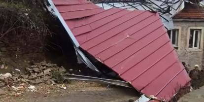 Fırtına çatıyı uçurdu; 2 ev zarar gördü