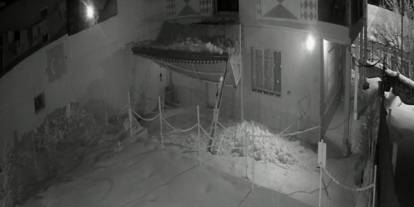 Üzerine kar düşen sundurma çöktü; o anlar kamerada