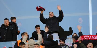 Stadyumda Rey Manaj’a sevgi seli