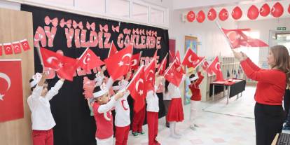 İkinci dönem ilk dersi “Bayrak Sevgisi” temasıyla başladı