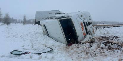 Sivas'ta öğrenci servisi kaza yaptı: 10 yaralı