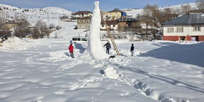 Sivas'ta 8 metre uzunluğundaki kardan adam kuleyi andırdı