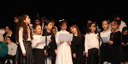 Sivas’ta 70 çocuk aynı anda söyledi, salon sessizliğe büründü!