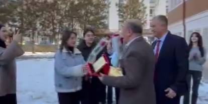 Sivas'ta 40 yıllık emektar öğretmen alkışlarla emekliye ayrıldı