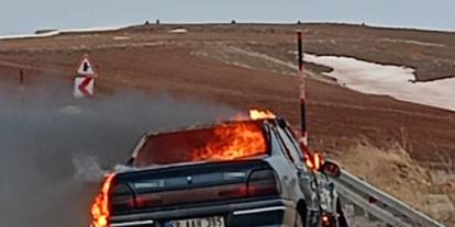 Otomobil seyir halindeyken alev aldı! Sürücü kendini zor kurtardı...