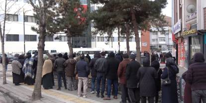 Yine o bilindik görüntüler... Metrelerce kuyruk oluşturdular